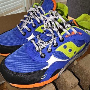 SAUCONY